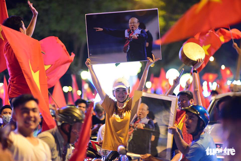 Càng về khuya, cổ động viên ăn mừng càng sung - Ảnh 10. Càng về khuya, cổ động viên ăn mừng càng sung - Ảnh 10.