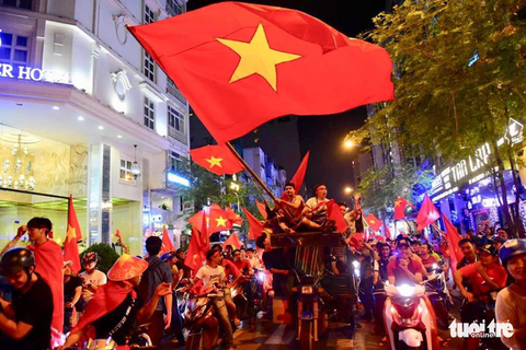 Càng về khuya, cổ động viên ăn mừng càng sung - Ảnh 8. Càng về khuya, cổ động viên ăn mừng càng sung - Ảnh 8.
