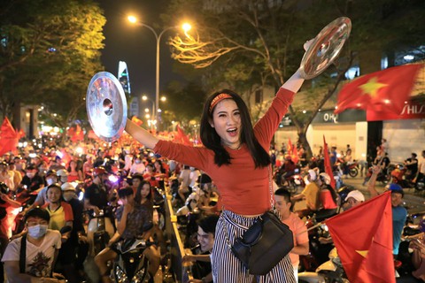 Càng về khuya, cổ động viên ăn mừng càng sung - Ảnh 43. Càng về khuya, cổ động viên ăn mừng càng sung - Ảnh 43.