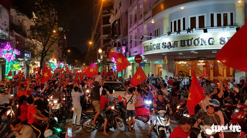 Mỹ Tâm, Đàm Vĩnh Hưng cầm cờ đi bão mừng chiến thắng U-23 VN - Ảnh 4. Mỹ Tâm, Đàm Vĩnh Hưng cầm cờ đi bão mừng chiến thắng U-23 VN - Ảnh 4.