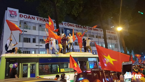 Càng về khuya, cổ động viên ăn mừng càng sung - Ảnh 12. Càng về khuya, cổ động viên ăn mừng càng sung - Ảnh 12.