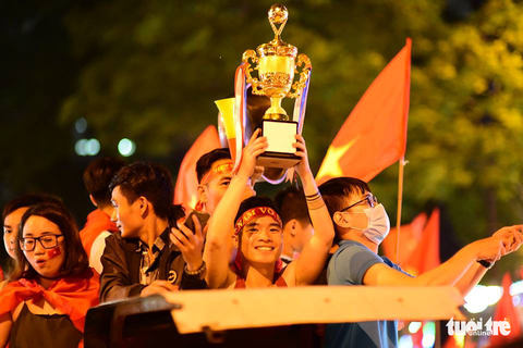 Càng về khuya, cổ động viên ăn mừng càng sung - Ảnh 3. Càng về khuya, cổ động viên ăn mừng càng sung - Ảnh 3.