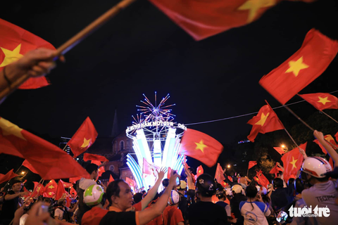 Bạn trẻ bán cờ, in áo Mình thích thì mình vào chung kết thôi - Ảnh 2. Bạn trẻ bán cờ, in áo Mình thích thì mình vào chung kết thôi - Ảnh 2.