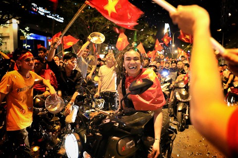 Càng về khuya, cổ động viên ăn mừng càng sung - Ảnh 46. Càng về khuya, cổ động viên ăn mừng càng sung - Ảnh 46.