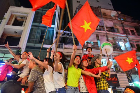 Càng về khuya, cổ động viên ăn mừng càng sung - Ảnh 16. Càng về khuya, cổ động viên ăn mừng càng sung - Ảnh 16.