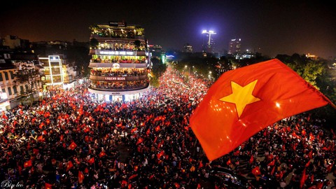 Càng về khuya, cổ động viên ăn mừng càng sung - Ảnh 23. Càng về khuya, cổ động viên ăn mừng càng sung - Ảnh 23.