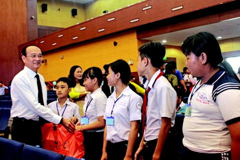 Tôn Đông Á hỗ trợ trẻ em khó khăn tỉnh Bình Dương - Ảnh 1. Tôn Đông Á hỗ trợ trẻ em khó khăn tỉnh Bình Dương - Ảnh 1.