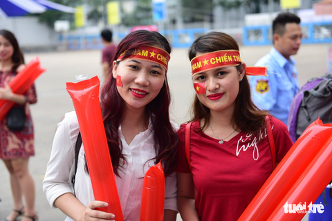 Người hâm mộ cuồng nhiệt cùng U23 Việt Nam trong trận bán kết lịch sử - Ảnh 2. Người hâm mộ cuồng nhiệt cùng U23 Việt Nam trong trận bán kết lịch sử - Ảnh 2.