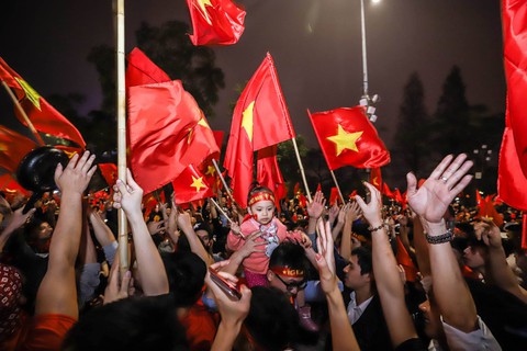 Càng về khuya, cổ động viên ăn mừng càng sung - Ảnh 38. Càng về khuya, cổ động viên ăn mừng càng sung - Ảnh 38.