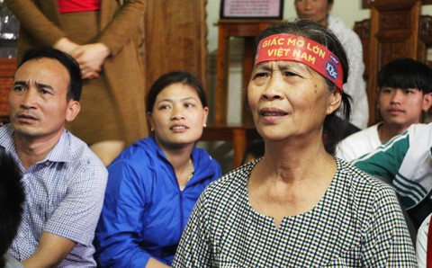 Xem chung kết với gia đình tuyển thủ: Các con đã thi đấu hết mình! - Ảnh 32. Xem chung kết với gia đình tuyển thủ: Các con đã thi đấu hết mình! - Ảnh 32.