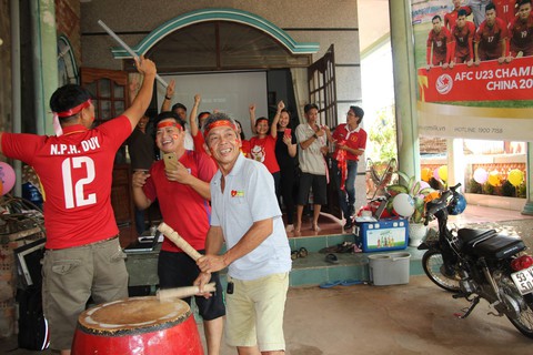 Xem chung kết với gia đình tuyển thủ: Các con đã thi đấu hết mình! - Ảnh 23. Xem chung kết với gia đình tuyển thủ: Các con đã thi đấu hết mình! - Ảnh 23.