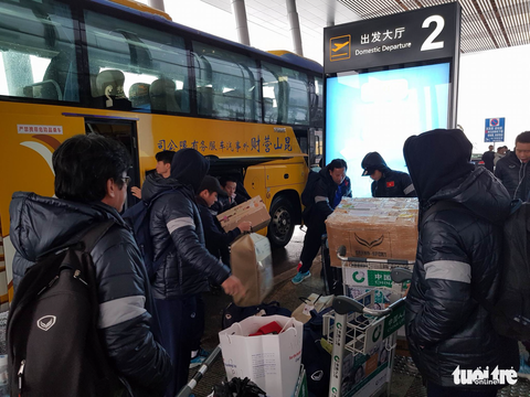 Ông Park và cầu thủ kí mỏi tay khi rời Trung Quốc - Ảnh 4. Ông Park và cầu thủ kí mỏi tay khi rời Trung Quốc - Ảnh 4.