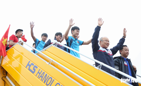 Hình ảnh chiến binh tuyết U-23 Việt Nam trở về trong vòng tay Tổ quốc - Ảnh 1. Hình ảnh chiến binh tuyết U-23 Việt Nam trở về trong vòng tay Tổ quốc - Ảnh 1.