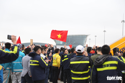 Hình ảnh chiến binh tuyết U-23 Việt Nam trở về trong vòng tay Tổ quốc - Ảnh 4. Hình ảnh chiến binh tuyết U-23 Việt Nam trở về trong vòng tay Tổ quốc - Ảnh 4.