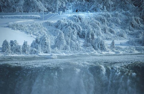 Du khách ngắm thác Niagara trong băng giá - Ảnh 4. Du khách ngắm thác Niagara trong băng giá - Ảnh 4.