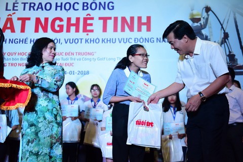 Trao học bổng Nhất nghệ tinh cho 106 học viên khó khăn - Ảnh 2. Trao học bổng Nhất nghệ tinh cho 106 học viên khó khăn - Ảnh 2.