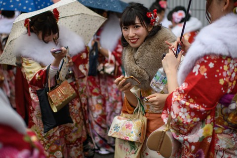 Thiếu nữ Nhật rạng rỡ kimono trong lễ trưởng thành - Ảnh 3. Thiếu nữ Nhật rạng rỡ kimono trong lễ trưởng thành - Ảnh 3.