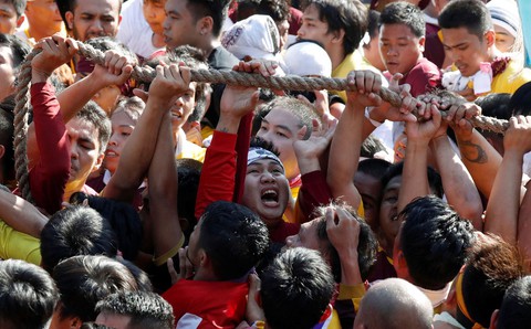 Chen lấn kinh hoàng tại lễ hội Black Nazarene ở Philippines - Ảnh 3. Chen lấn kinh hoàng tại lễ hội Black Nazarene ở Philippines - Ảnh 3.