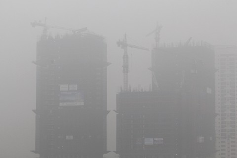 Đến gần trưa, Hà Nội vẫn chìm trong sương mù - Ảnh 3.