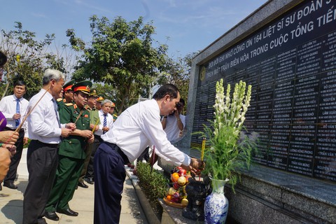 Chủ tịch nước thăm gia đình thương binh, liệt sĩ ở Đồng Nai - Ảnh 1. Chủ tịch nước thăm gia đình thương binh, liệt sĩ ở Đồng Nai - Ảnh 1.