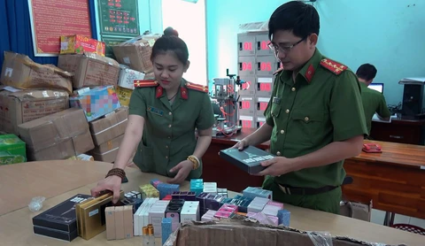 Hàng ngàn chai nước hoa giả phù phép từ hóa chất Trung Quốc - Ảnh 3. Hàng ngàn chai nước hoa giả phù phép từ hóa chất Trung Quốc - Ảnh 3.