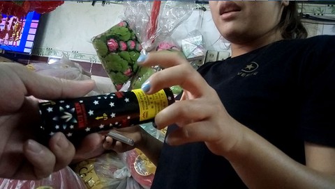 Pháo lậu mua bao nhiêu cũng có - Ảnh 1. Pháo lậu mua bao nhiêu cũng có - Ảnh 1.