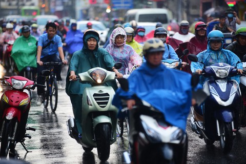 Mưa trái mùa nhiều nơi ở Sài Gòn và Nam bộ - Ảnh 2. Mưa trái mùa nhiều nơi ở Sài Gòn và Nam bộ - Ảnh 2.