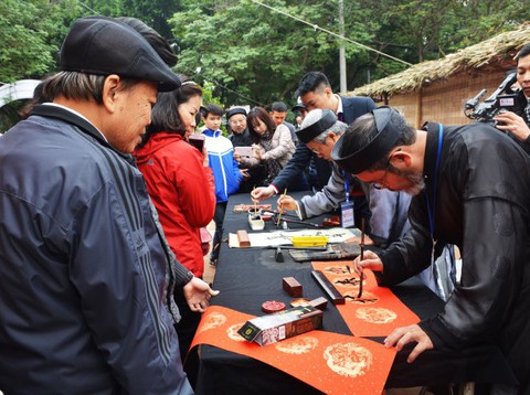 Gần một nửa số ông đồ thi trượt Hội chữ xuân 2018 - Ảnh 1. Gần một nửa số ông đồ thi trượt Hội chữ xuân 2018 - Ảnh 1.