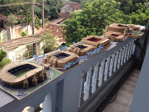 Mù bóng đá vẫn làm mô hình sân vận động tuyệt đẹp - Ảnh 1. Mù bóng đá vẫn làm mô hình sân vận động tuyệt đẹp - Ảnh 1.