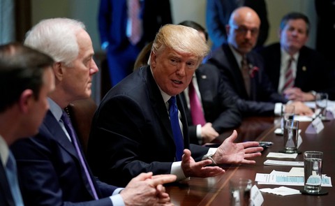 Ông Trump ủng hộ kiểm soát súng, Quốc hội Mỹ choáng váng - Ảnh 1. Ông Trump ủng hộ kiểm soát súng, Quốc hội Mỹ choáng váng - Ảnh 1.