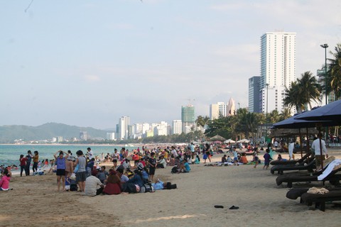 Liên tiếp du khách bị đuối nước ở biển Nha Trang - Ảnh 1. Liên tiếp du khách bị đuối nước ở biển Nha Trang - Ảnh 1.