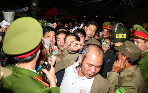 Hàng nghìn đại biểu chen lấn trước giờ khai ấn đền Trần - Ảnh 1. Hàng nghìn đại biểu chen lấn trước giờ khai ấn đền Trần - Ảnh 1.