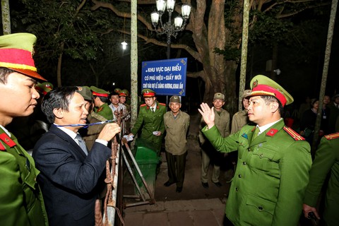 Hàng nghìn đại biểu chen lấn trước giờ khai ấn đền Trần - Ảnh 3. Hàng nghìn đại biểu chen lấn trước giờ khai ấn đền Trần - Ảnh 3.