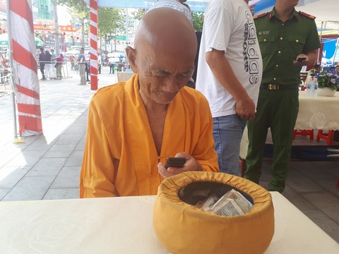 Liên tục phát hiện sư giả khất thực tại chùa Bà Bình Dương - Ảnh 1. Liên tục phát hiện sư giả khất thực tại chùa Bà Bình Dương - Ảnh 1.