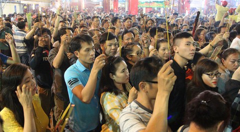 Chen lấn nghẹt thở bốc tro cầu may tại chùa Bà Bình Dương - Ảnh 5. Chen lấn nghẹt thở bốc tro cầu may tại chùa Bà Bình Dương - Ảnh 5.