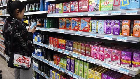 Bộ trưởng Zimbabwe chê bao cao su Trung Quốc quá nhỏ - Ảnh 1. Bộ trưởng Zimbabwe chê bao cao su Trung Quốc quá nhỏ - Ảnh 1.