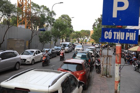 Tăng phí đậu xe nhưng chủ phải tự... giữ xe - Ảnh 1. Tăng phí đậu xe nhưng chủ phải tự... giữ xe - Ảnh 1.