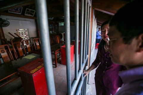 Đại biểu ném tiền, cướp lộc tại đền Trần sẽ bị phê bình nhắc nhở - Ảnh 7. Đại biểu ném tiền, cướp lộc tại đền Trần sẽ bị phê bình nhắc nhở - Ảnh 7.