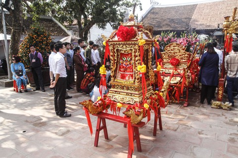Đại biểu ném tiền, cướp lộc tại đền Trần sẽ bị phê bình nhắc nhở - Ảnh 4. Đại biểu ném tiền, cướp lộc tại đền Trần sẽ bị phê bình nhắc nhở - Ảnh 4.