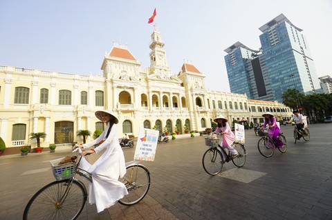Khách du lịch đến TP.HCM có cơ hội ngắm áo dài khắp nơi - Ảnh 1. Khách du lịch đến TP.HCM có cơ hội ngắm áo dài khắp nơi - Ảnh 1.