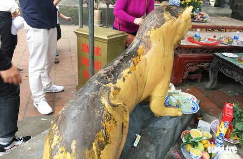 Chen chân xức dầu tượng hổ ở Hương Tích mong… chữa bệnh - Ảnh 8. Chen chân xức dầu tượng hổ ở Hương Tích mong… chữa bệnh - Ảnh 8.