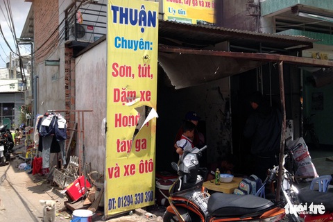 Điều tra nhóm thanh niên chém người, ném bom xăng vào tiệm sơn - Ảnh 1. Điều tra nhóm thanh niên chém người, ném bom xăng vào tiệm sơn - Ảnh 1.