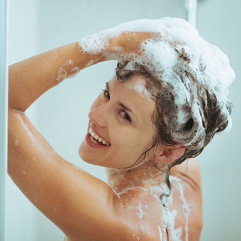 Lười gội đầu, tóc không chỉ bẩn mà còn yếu hơn - Ảnh 1. Lười gội đầu, tóc không chỉ bẩn mà còn yếu hơn - Ảnh 1.