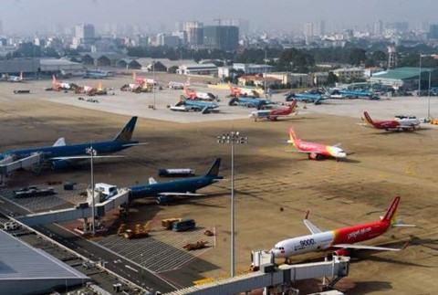 Hoãn, hủy nhiều chuyến bay do thời tiết xấu - Ảnh 1. Hoãn, hủy nhiều chuyến bay do thời tiết xấu - Ảnh 1.