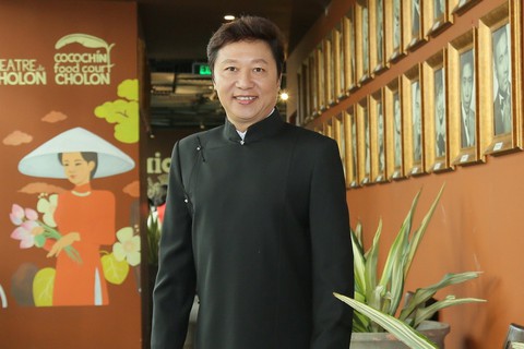 Nhà thiết kế Sỹ Hoàng mong áo dài trở nên bình thường - Ảnh 1. Nhà thiết kế Sỹ Hoàng mong áo dài trở nên bình thường - Ảnh 1.