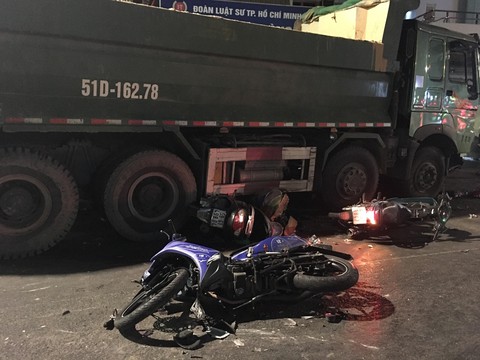 Một nạn nhân vụ xe ben cuốn hàng loạt người đã tử vong - Ảnh 1. Một nạn nhân vụ xe ben cuốn hàng loạt người đã tử vong - Ảnh 1.