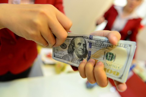 Giá USD nơi tăng chỗ giảm, giá vàng 9999 về bằng SJC - Ảnh 1. Giá USD nơi tăng chỗ giảm, giá vàng 9999 về bằng SJC - Ảnh 1.