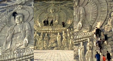 Du khách Trung Quốc leo lên đầu tượng Phật - Ảnh 1. Du khách Trung Quốc leo lên đầu tượng Phật - Ảnh 1.