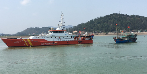 Cứu thành công 7 ngư dân Nghệ An gặp nạn trên biển - Ảnh 1. Cứu thành công 7 ngư dân Nghệ An gặp nạn trên biển - Ảnh 1.