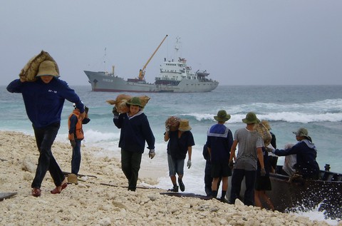 30 năm ngày 14-3: Lao tàu lên đảo Đá Lớn - Ảnh 3. 30 năm ngày 14-3: Lao tàu lên đảo Đá Lớn - Ảnh 3.